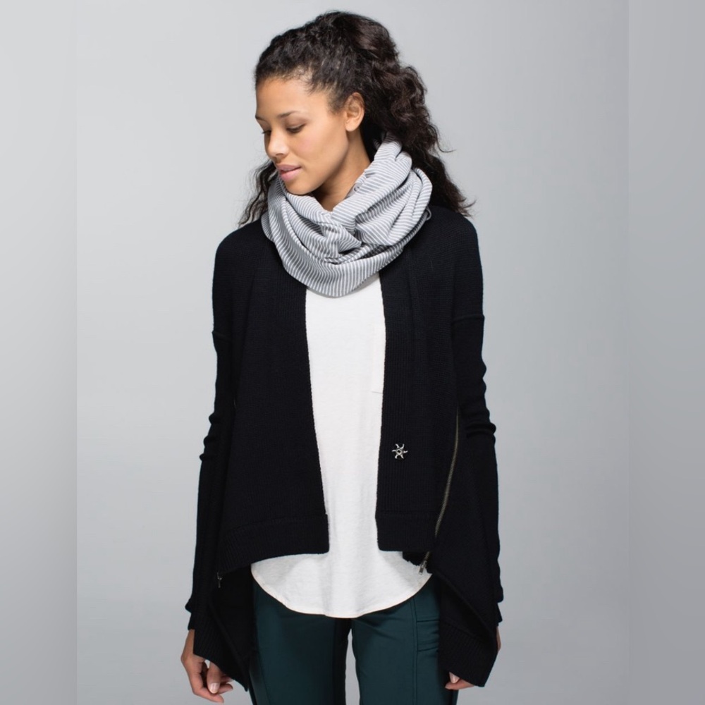 NWOT Lululemon Vinyasa Scarf *Rulu
Hyper Stripe Teal/ Heathered Slate